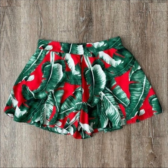 Adrienne Women's shorts medium red green banana leaf tropical print flowy bottom - Picture 1 of 5